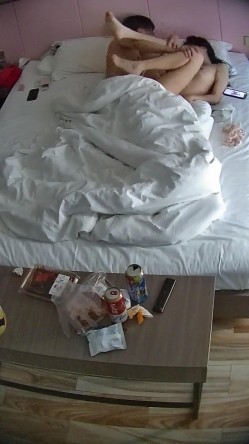 公寓酒店 很漂亮的学生系清纯小美女 等男友睡醒主动贴上去骑屌 在被窝吊口交 又是直接被内射 截图5