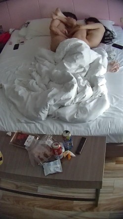 公寓酒店 很漂亮的学生系清纯小美女 等男友睡醒主动贴上去骑屌 在被窝吊口交 又是直接被内射 截图6