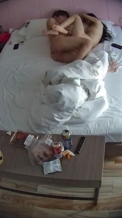 公寓酒店 很漂亮的学生系清纯小美女 等男友睡醒主动贴上去骑屌 在被窝吊口交 又是直接被内射 截图7