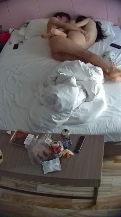 公寓酒店 很漂亮的学生系清纯小美女 等男友睡醒主动贴上去骑屌 在被窝吊口交 又是直接被内射 截图8