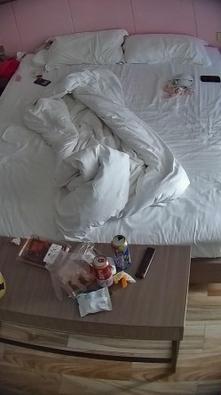 公寓酒店 很漂亮的学生系清纯小美女 等男友睡醒主动贴上去骑屌 在被窝吊口交 又是直接被内射 截图10