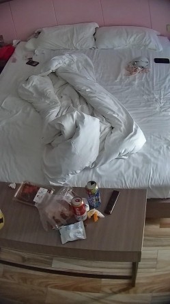 公寓酒店 很漂亮的学生系清纯小美女 等男友睡醒主动贴上去骑屌 在被窝吊口交 又是直接被内射 截图11