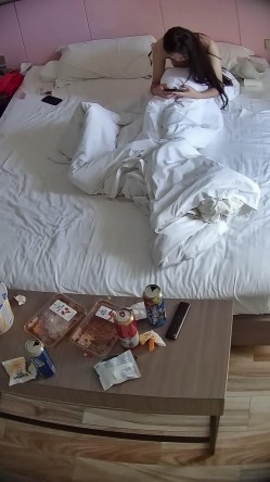 公寓酒店 很漂亮的学生系清纯小美女 等男友睡醒主动贴上去骑屌 在被窝吊口交 又是直接被内射 截图15