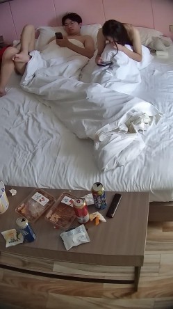 公寓酒店 很漂亮的学生系清纯小美女 等男友睡醒主动贴上去骑屌 在被窝吊口交 又是直接被内射 截图16