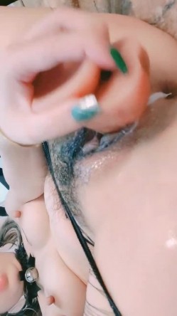 淫荡指数10分，叼着内裤被后入，道具爆菊双洞齐插，操到高潮翻白眼，中场时间卫生间自慰，20CM假屌菊花整根插入 截图5