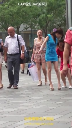 荡妇明星曝光！狂跟过气明星李小璐路演十多分钟抄裙底黑色蕾丝内裤（骗子死全家，不信进来看看） 截图1