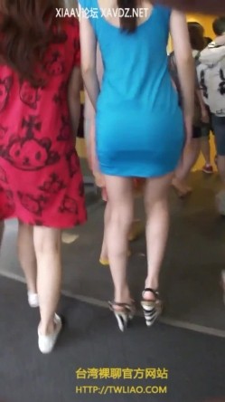 荡妇明星曝光！狂跟过气明星李小璐路演十多分钟抄裙底黑色蕾丝内裤（骗子死全家，不信进来看看） 截图3