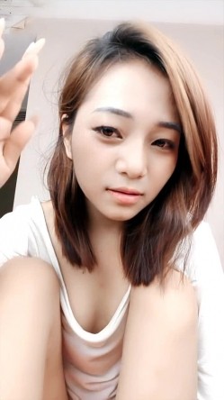 颜值不错的小少妇露脸激情大秀，逼里塞着炮击抽插，跟狼友撩骚互动脱光光，揉奶玩逼跳蛋自慰淫荡，浪叫不止 截图15