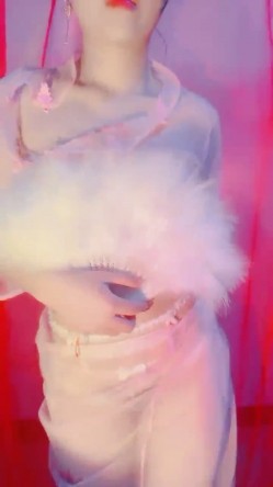 【极品御姐】【陈白露】合集，高颜值美乳爱跳舞的御姐~~肤白貌美胸又大，最有韵味必看！ 截图3