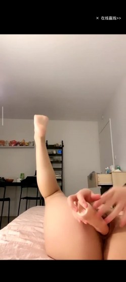 高颜值女大学生~完美露脸~一丝不挂，空虚寂寞，居家自摸揉奶子，大棒插B穴，流了好多淫水~~哥哥快来操wo~~ 截图10