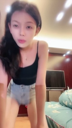【02年表姐】高颜校花 黑丝大长腿 模特身材 美乳翘臀 道具自慰 无套啪啪 吃鸡骑乘 揉奶 截图4