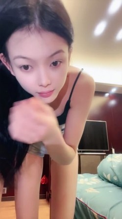 【02年表姐】高颜校花 黑丝大长腿 模特身材 美乳翘臀 道具自慰 无套啪啪 吃鸡骑乘 揉奶 截图5