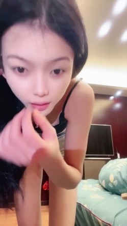 【02年表姐】高颜校花 黑丝大长腿 模特身材 美乳翘臀 道具自慰 无套啪啪 吃鸡骑乘 揉奶 截图7