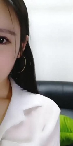 新来的大美妞网红校花小芒果，露脸职业装包臀裙很性感，玩的性起奶头都立起来了，干净的小逼逼看着就想草她续 截图3