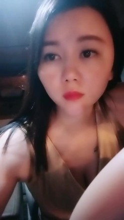 【雪儿老师】巨乳奶滴滴女司机开滴滴不为赚钱只为男人一边直播一边勾引醉酒乘客服务一流专门喂乘客壮阳药 截图1