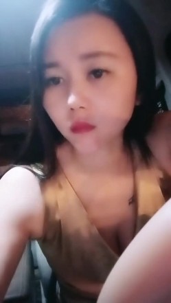【雪儿老师】巨乳奶滴滴女司机开滴滴不为赚钱只为男人一边直播一边勾引醉酒乘客服务一流专门喂乘客壮阳药 截图2