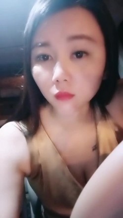 【雪儿老师】巨乳奶滴滴女司机开滴滴不为赚钱只为男人一边直播一边勾引醉酒乘客服务一流专门喂乘客壮阳药 截图3