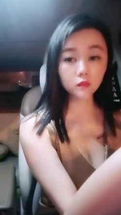 【雪儿老师】巨乳奶滴滴女司机开滴滴不为赚钱只为男人一边直播一边勾引醉酒乘客服务一流专门喂乘客壮阳药 截图4