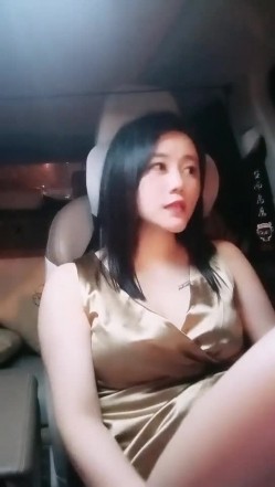 【雪儿老师】巨乳奶滴滴女司机开滴滴不为赚钱只为男人一边直播一边勾引醉酒乘客服务一流专门喂乘客壮阳药 截图5