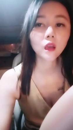 【雪儿老师】巨乳奶滴滴女司机开滴滴不为赚钱只为男人一边直播一边勾引醉酒乘客服务一流专门喂乘客壮阳药 截图8