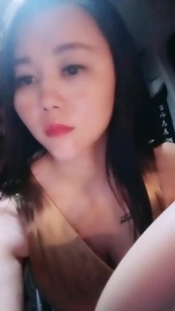 【雪儿老师】巨乳奶滴滴女司机开滴滴不为赚钱只为男人一边直播一边勾引醉酒乘客服务一流专门喂乘客壮阳药 截图11