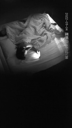 最新流出乐橙酒店偷拍 ️神似章泽天的妹子貌似发现了镜头藐视的眼神 截图1