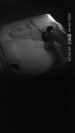 最新流出乐橙酒店偷拍 ️神似章泽天的妹子貌似发现了镜头藐视的眼神 截图3