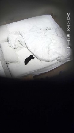 最新流出乐橙酒店偷拍 ️神似章泽天的妹子貌似发现了镜头藐视的眼神 截图13