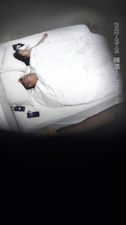 最新流出乐橙酒店偷拍 ️神似章泽天的妹子貌似发现了镜头藐视的眼神 截图16