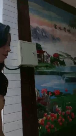 欠操的农家小少妇，一个人在家跟狼友发骚赚外快，全程露脸光着身子跟狼友互动撩骚，屋里屋外大门口发骚不断 截图3