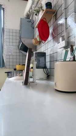 欠操的农家小少妇，一个人在家跟狼友发骚赚外快，全程露脸光着身子跟狼友互动撩骚，屋里屋外大门口发骚不断 截图7