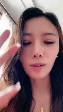欠操的农家小少妇，一个人在家跟狼友发骚赚外快，全程露脸光着身子跟狼友互动撩骚，屋里屋外大门口发骚不断 截图10