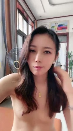 欠操的农家小少妇，一个人在家跟狼友发骚赚外快，全程露脸光着身子跟狼友互动撩骚，屋里屋外大门口发骚不断 截图11