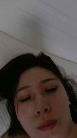 欠操的农家小少妇，一个人在家跟狼友发骚赚外快，全程露脸光着身子跟狼友互动撩骚，屋里屋外大门口发骚不断 截图15