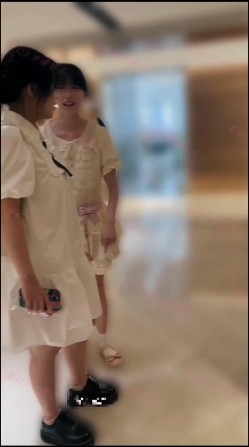 电报收费群女厕开闪光灯偷拍附近商圈的几个颜值美女尿尿 截图2