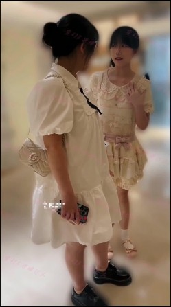 电报收费群女厕开闪光灯偷拍附近商圈的几个颜值美女尿尿 截图3