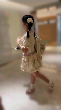 电报收费群女厕开闪光灯偷拍附近商圈的几个颜值美女尿尿 截图4