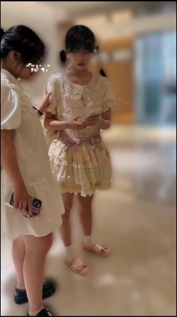 电报收费群女厕开闪光灯偷拍附近商圈的几个颜值美女尿尿 截图5