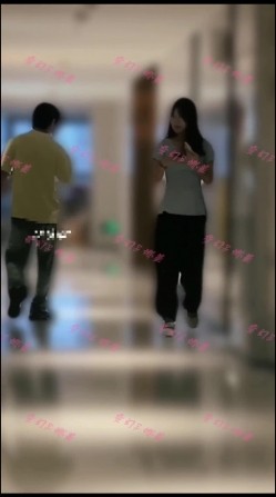 电报收费群女厕开闪光灯偷拍附近商圈的几个颜值美女尿尿 截图8