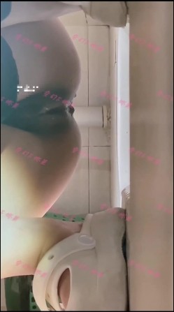 电报收费群女厕开闪光灯偷拍附近商圈的几个颜值美女尿尿 截图9