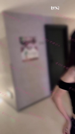 电报收费群女厕开闪光灯偷拍附近商圈的几个颜值美女尿尿 截图14