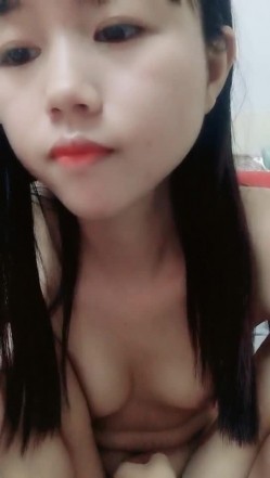 长相清纯萌妹子双人浴室洗澡秀 光头男摸奶洗逼逼口交后入啪啪 截图2
