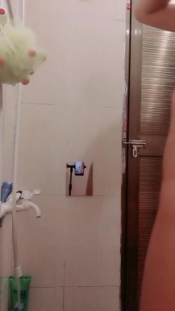 长相清纯萌妹子双人浴室洗澡秀 光头男摸奶洗逼逼口交后入啪啪 截图4