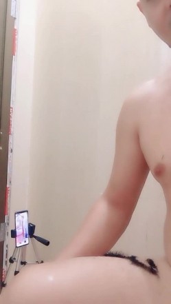 长相清纯萌妹子双人浴室洗澡秀 光头男摸奶洗逼逼口交后入啪啪 截图6