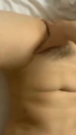 熟女阿姨吃鸡啪啪 身材丰满小贫乳 被大鸡吧无套输出 沉浸式享受爱爱 截图2