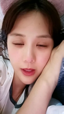 重磅 985校花~好纯好极品~【大二假期】宿舍抠逼自慰 包秒射，颜值高身材好，看了喷鼻血 截图9