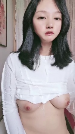 新来的良家小少妇露脸颜值不错，漏着骚奶子边吃饭边跟狼友发骚，揉奶摸逼自慰呻吟，跟狼友互动精彩不要错过 截图6