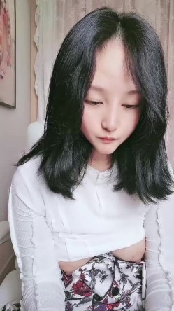 新来的良家小少妇露脸颜值不错，漏着骚奶子边吃饭边跟狼友发骚，揉奶摸逼自慰呻吟，跟狼友互动精彩不要错过 截图7