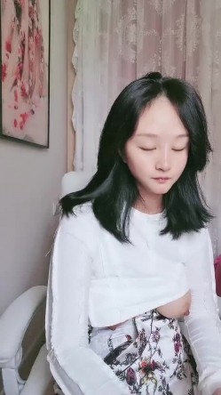 新来的良家小少妇露脸颜值不错，漏着骚奶子边吃饭边跟狼友发骚，揉奶摸逼自慰呻吟，跟狼友互动精彩不要错过 截图13