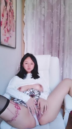 新来的良家小少妇露脸颜值不错，漏着骚奶子边吃饭边跟狼友发骚，揉奶摸逼自慰呻吟，跟狼友互动精彩不要错过 截图15